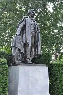 Statue en bronze d'un homme portant un long pardessus