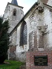 La petite stèle de brique avec plaque de marbre, derrière l'église.