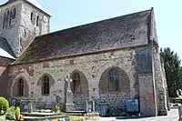 La nef de l'église, assises en grès, mur en pierre calcaire et nombreuses traces de remaniements en briques.