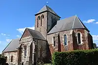 Vue du clocher au-dessus du transept et du chœur de l'église.