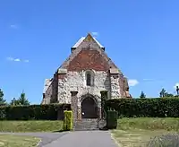 Façade de l'église en pierre calcaire et brique.