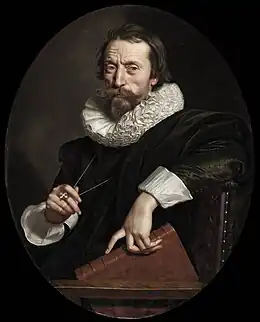 Portrait peint du buste d'un homme en habit noir et fraise blanche, portant moustache et barbiche, tenant un livre à la main et qui regarde le spectateur.
