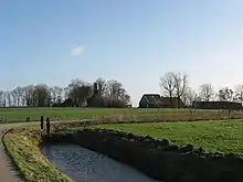 La colline et l'église vues de la route.