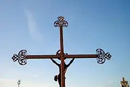 Une des croix de fer forgé subsistant au cimetière.