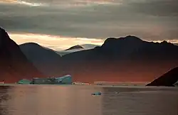 Le fjord au crépuscule.