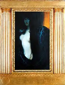 Tableau représentant une femme dénudée, avec la poitrine et le ventre éclairés et le visage dans l'ombre, regardant le spectateur en souriant. Un serpent noir est enroulé sur ses épaules.