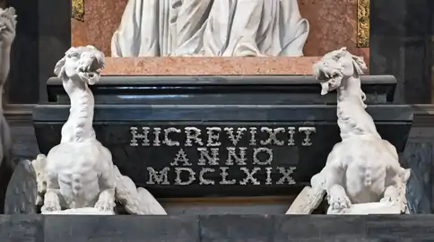 Deux dragons sur le monument du doge Giovanni Pesaro, basilique Santa Maria Gloriosa dei Frari.