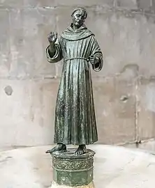 Statue de François d'Assise sur le bénitier près du transept.