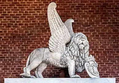 Lion de Saint-Marc avec le blason des Habsbourg.