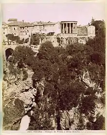 Temple de Vesta à Tivoli, photographie vers 1880-1890.