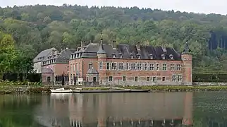 Le château de Freÿr vu depuis la Meuse