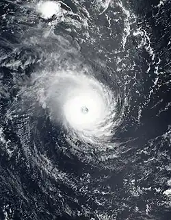 Freddy à l'un de ses pics le 19 février au nord-est de Rodrigues.