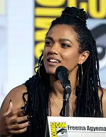 Freema Agyeman interprète Larissa.