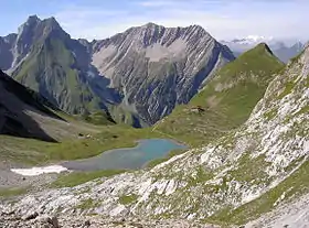 La Freispitze (à gauche), le Jägerrücken (au centre), le refuge Memminger, le lac Seewisee et le Seekogel (à droite), vus de l'est.