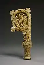 Crosier représentant la Vierge et l'enfant dans la scène de crucifixion élaboré à Paris entre 1340 et 1350 (Walters Art Museum, Baltimore, États-Unis).