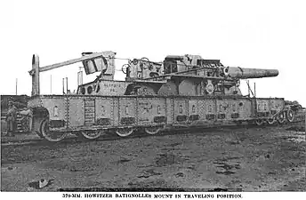 Artillerie lourde sur voie ferrée française en 1917, un canon de 370 mm sur un wagon Batignolles (Obusier de 370 modèle 1915 (en)).