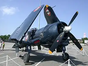 Corsair de l'aéronavale, ailes repliées, lors de l'Avia Expo (2002).