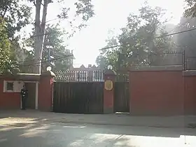 Le portail d'entrée de l'ambassade, surveillé par un garde.