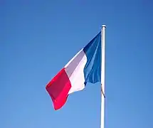 Les trois couleurs de l'écu sont tirées de celles du drapeau de la France.