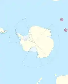 Carte administrative de l'Antarctique, montrant les Terres australes françaises à proximité et en rouge.