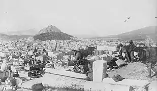 artillerie française sur les hauteurs d'Athènes.