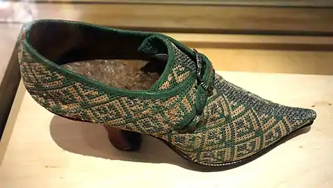 Chaussure française baroque, début XVIIIe. Bata Shoe Museum