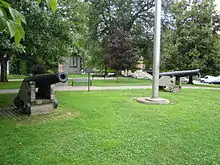 Deux canons de Louisbourg installés à Toronto comme trophées après la chute de la place.