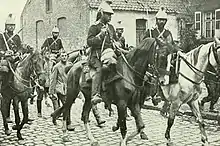 Dragons français ramenant des prisonniers allemands en août 1914.