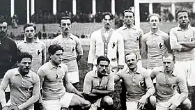 L'équipe de France de football, demi-finaliste des Jeux olympiques en août 1920. Jean Batmale est le second joueur debout en partant de la gauche.