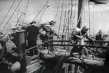 Des soldats français embarquent sur un navire britannique à Dunkerque (France, 1940).