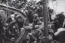 Embarquement de soldats français pris au piège de Dunkerque par un navire britannique.