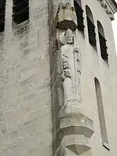 Statue de Saint Médard sur l'église.