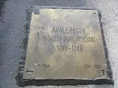 L'avaleresse Élisabeth Dahié couchant est située vingt mètres derrière cette plaque.