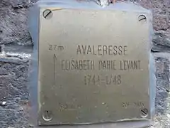 L'avaleresse Élisabeth Dahié levant est située vingt-sept mètres derrière cette plaque.