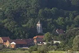 Village de Fresnicourt le dolmen (photo prise de la colline au sud du village).