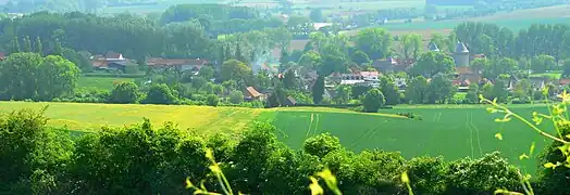 Vue sur le village et le château au printemps.