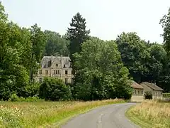 Le château de Pondron, vu depuis la commune.