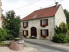 Ancien corps de ferme en moellon et chaînage de pierre, rue de la Vachère.