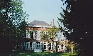 Le manoir et l'if(à droite).