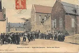 Sortie des élèves de l'école des garçons