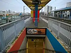 Escalier d'accès au quai vers Paris.