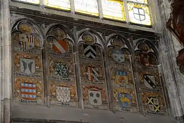 Fresques blasonnées sur les murs du transept sud (XXe siècle)