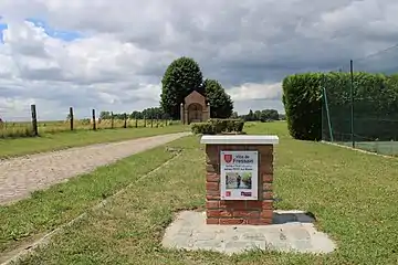 Entrée du secteur pavé.