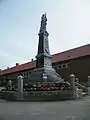 Monument aux morts près de l'église.