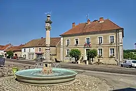 La fontaine en face de la mairie.