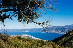 Vue du détroit de Messine avec le cap Peloro