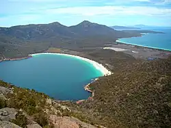 La baie de Wineglass (gauche).