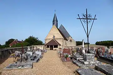 Cimetière et église Saint-Maurice.