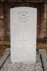 Tombe de l'aviateur canadien A. Macdonald.