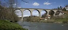 Le pont de Zaehringen vu depuis le quartier de l'Auge, en basse ville de Fribourg.